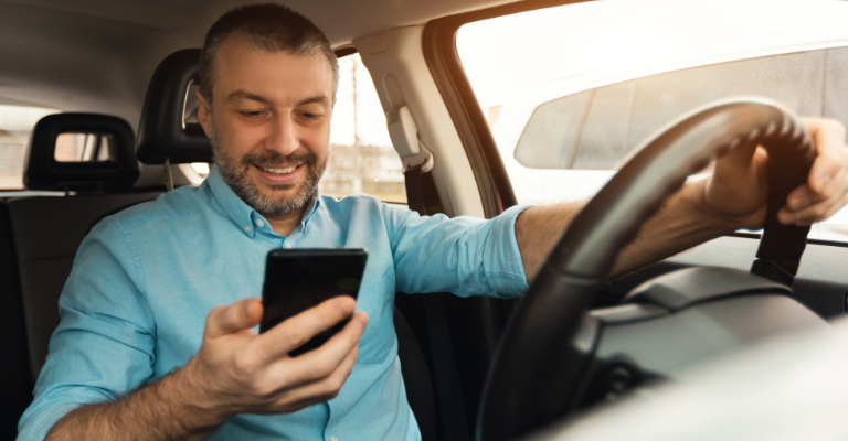 Manejar distraído en Texas | Cómo afecta tu seguro de auto